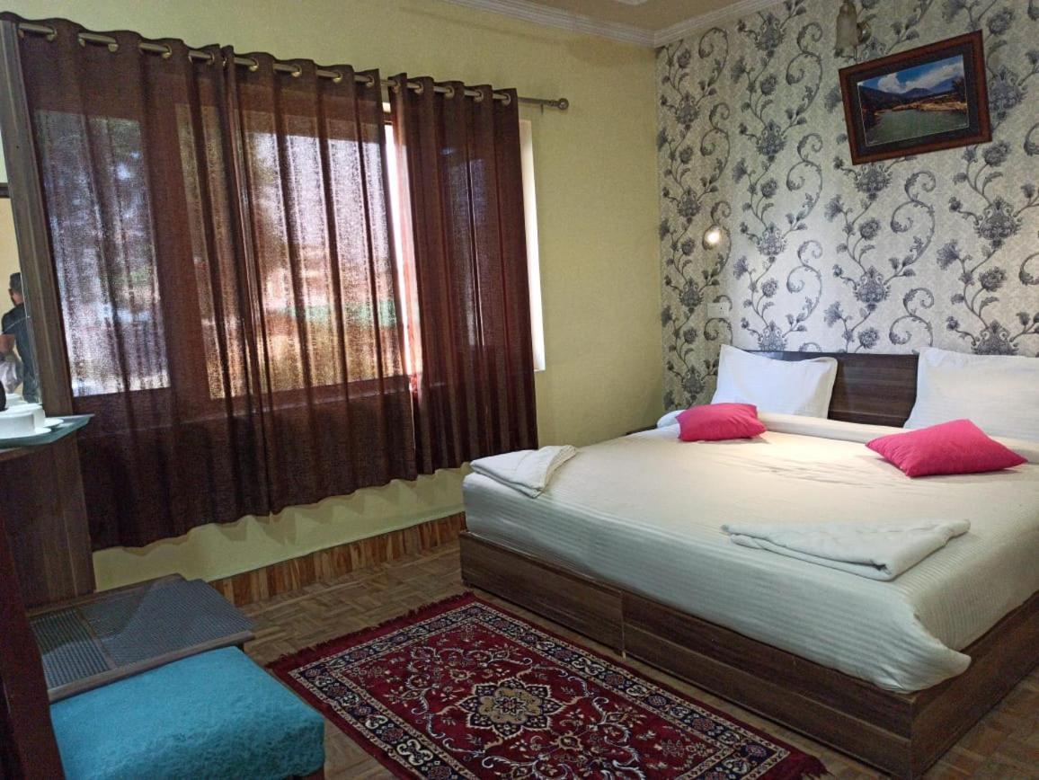 Hotel Curio'S All Seasons Srinagar  Bagian luar foto